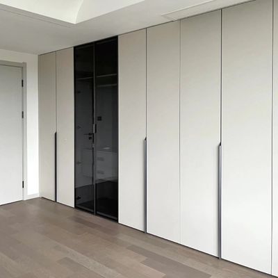 ประตูที่มองไม่เห็น Oak Handle Hotel Modern White Cabinet
